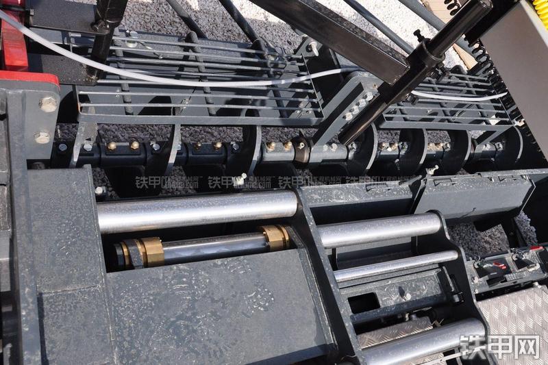 新筑股份MT9000S-II沥青摊铺机局部