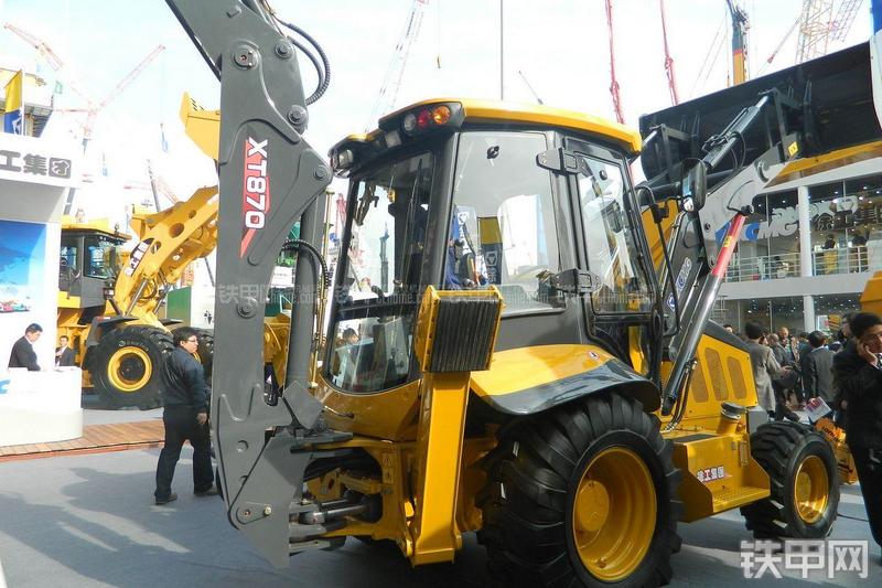徐工XT870挖掘装载机整机外观