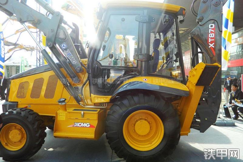 徐工XT870挖掘装载机整机外观