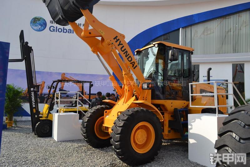 现代HL830K装载机整机外观