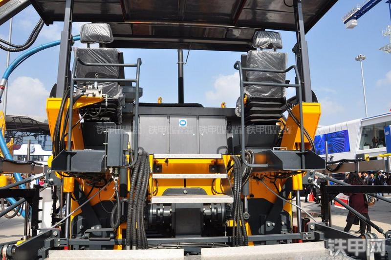 新筑股份MT9000S-II沥青摊铺机局部