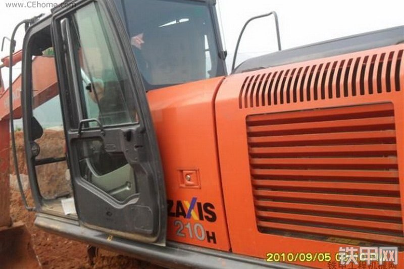 日立ZX210H-3挖掘机局部