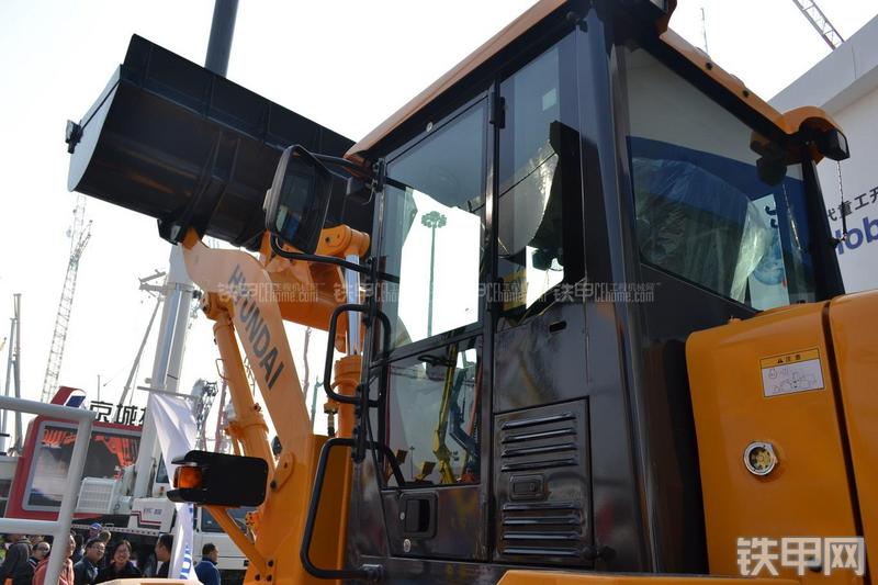 现代HL830K装载机局部