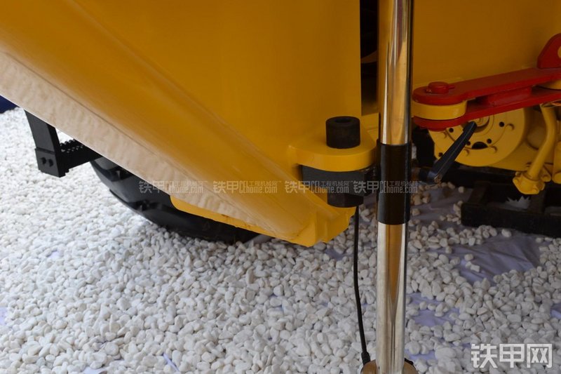 天工PY200M平地机局部