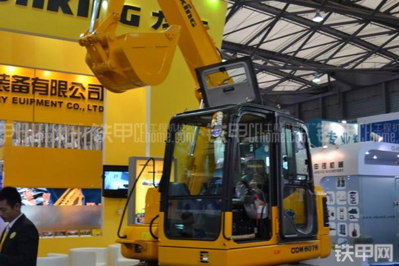 龙工CDM6075挖掘机局部