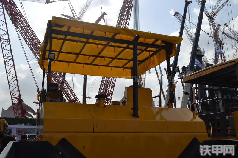 天工WTL6000B沥青摊铺机局部