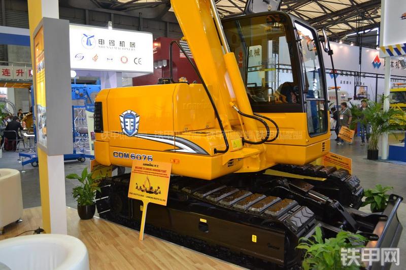 龙工CDM6075挖掘机局部