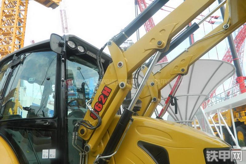 成工862H挖掘装载机局部