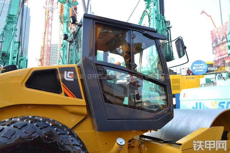 柳工CLG6111H压路机局部