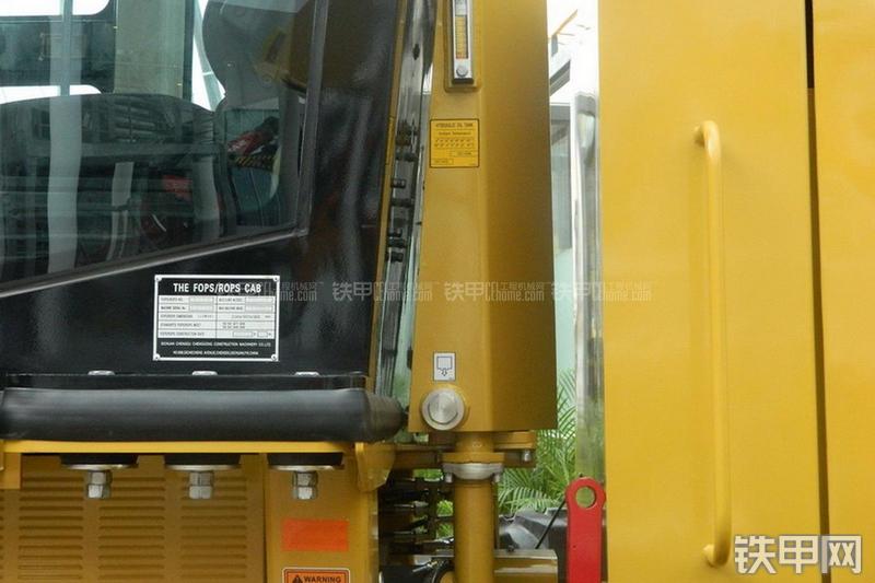 成工MG1320C平地机局部