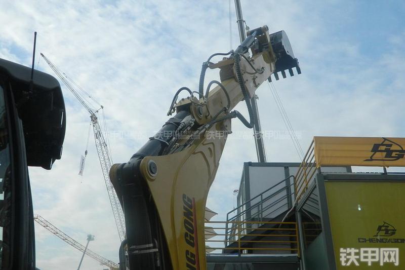 成工862H挖掘装载机局部