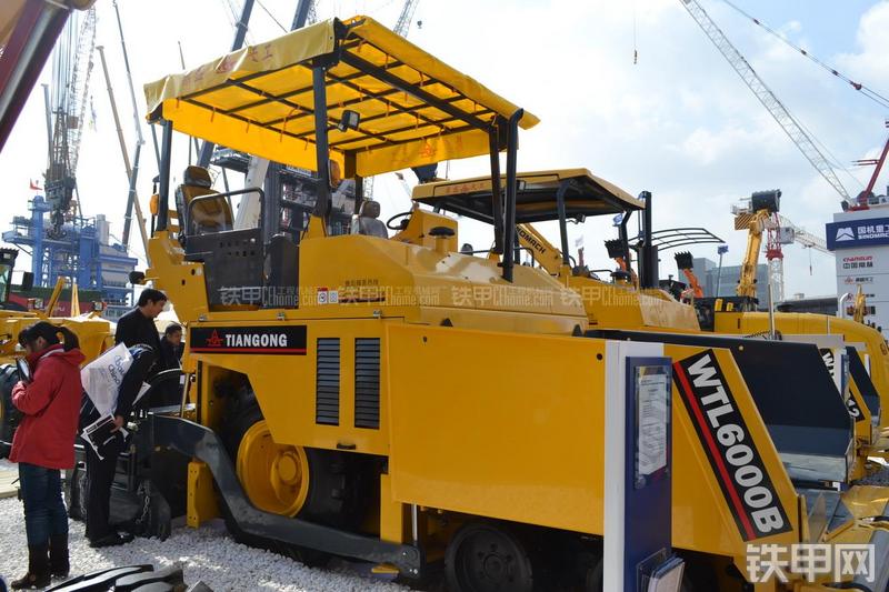 天工WTL6000B沥青摊铺机整机外观