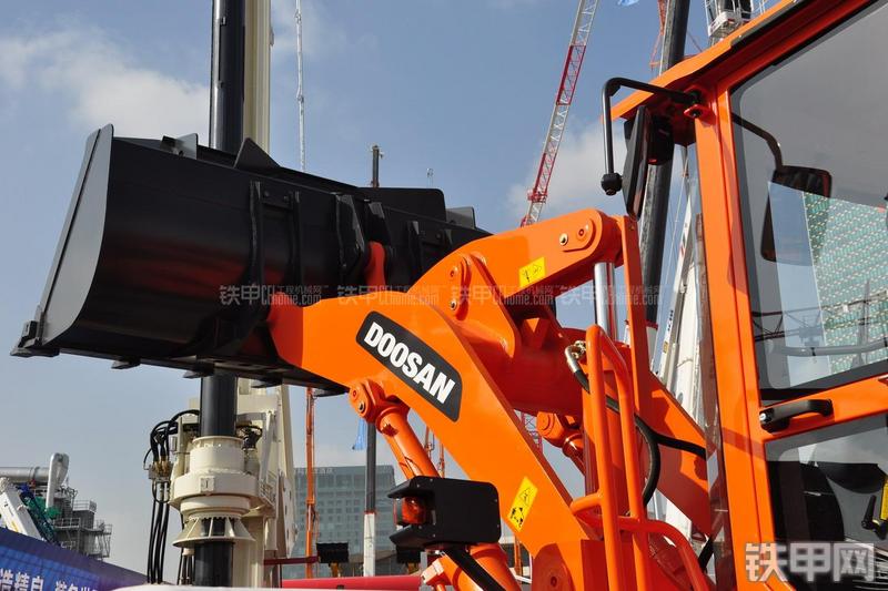 迪万伦DL501装载机局部