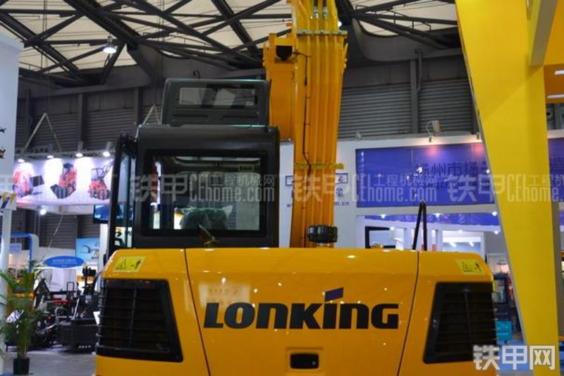 龙工CDM6075挖掘机局部