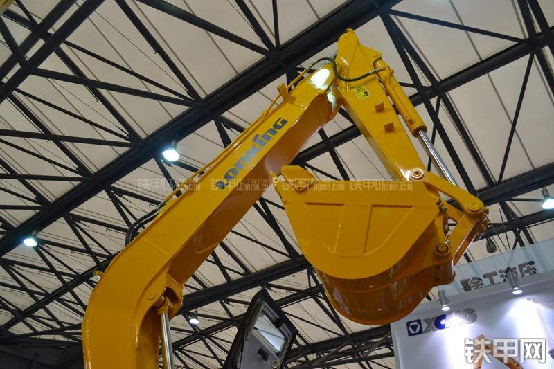 龙工CDM6075挖掘机局部