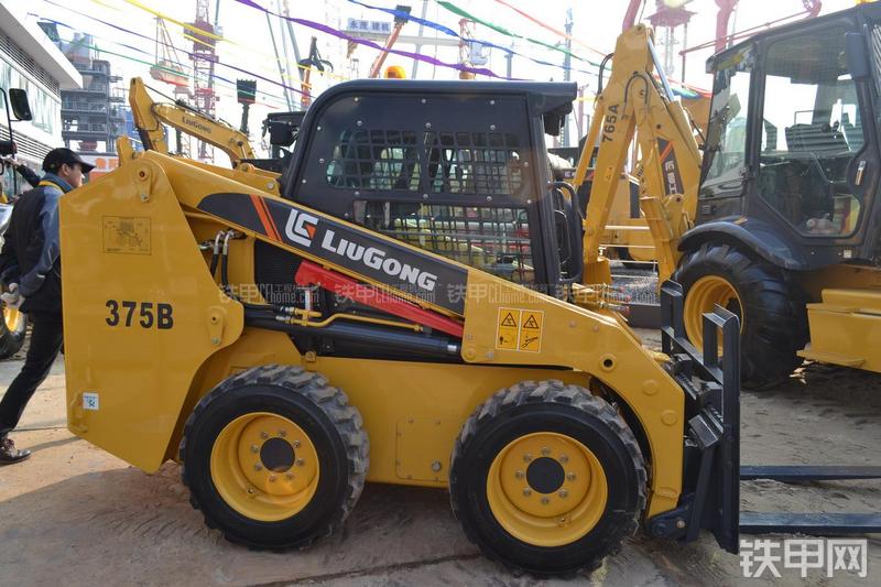 柳工CLG375B滑移装载机整机外观