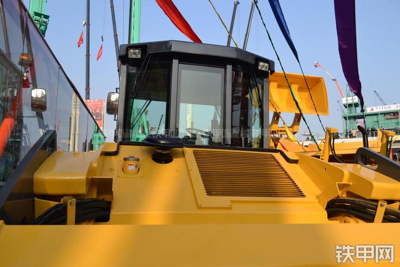 柳工CLG6214压路机局部