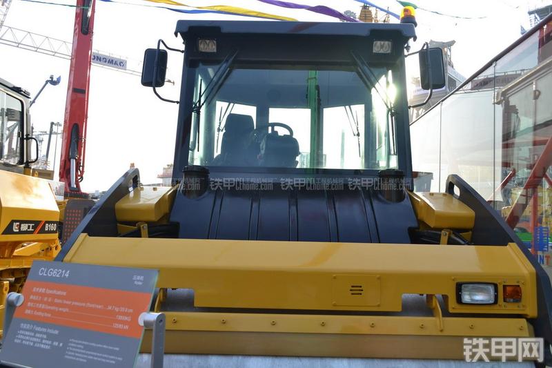 柳工CLG6214压路机局部
