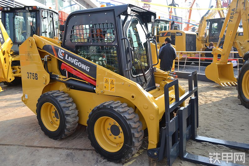 柳工CLG375B滑移装载机整机外观