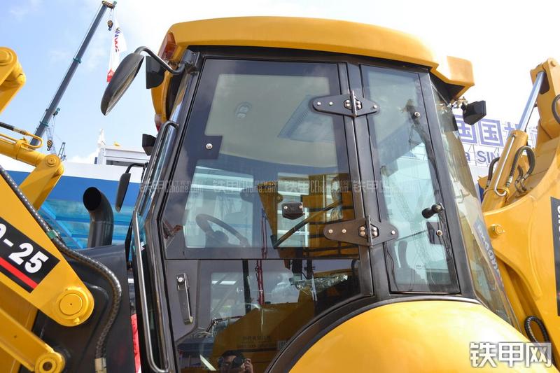 天工WZ30-25挖掘装载机局部