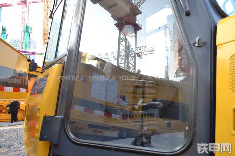 柳工CLGB110推土机局部