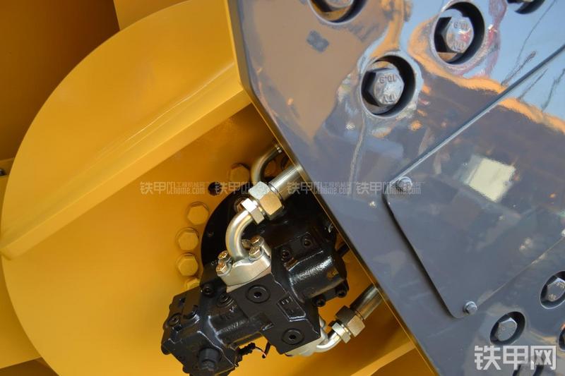 柳工CLG6214压路机局部