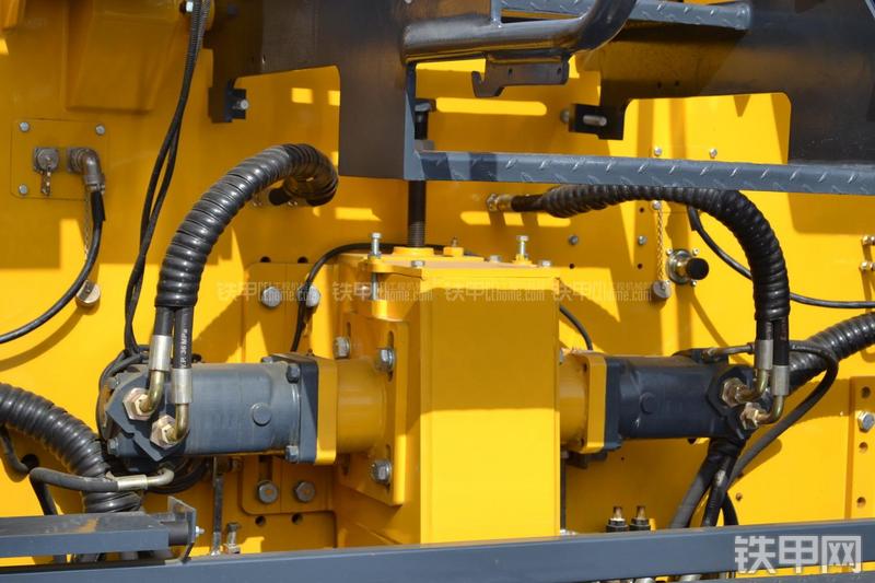 天工WTL6000B沥青摊铺机局部