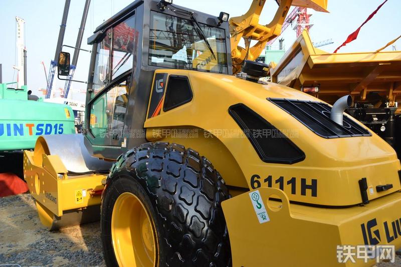 柳工CLG6111H压路机局部
