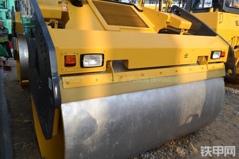 柳工CLG6214压路机局部