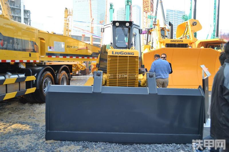 柳工CLGB110推土机整机外观