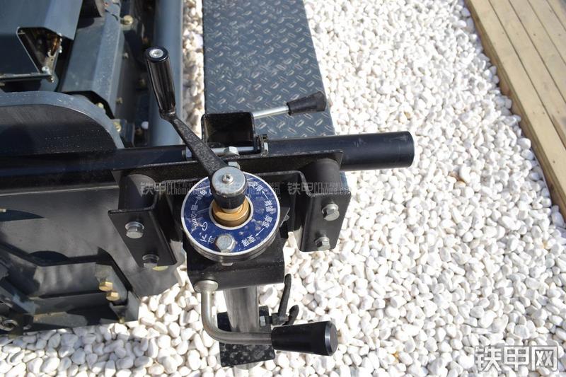 天工WTL6000B沥青摊铺机局部