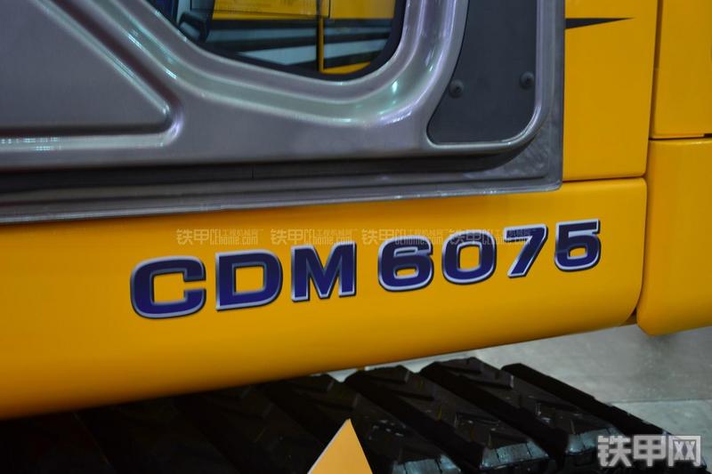 龙工CDM6075挖掘机整机外观