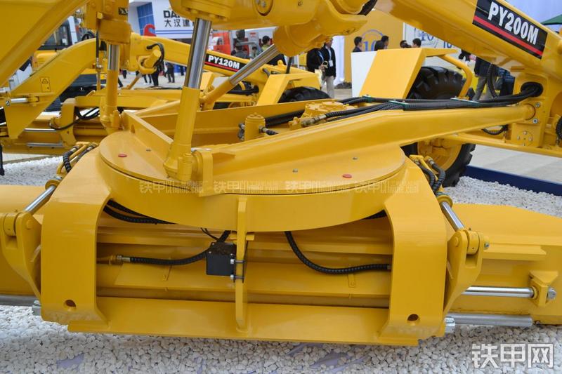 天工PY200M平地机局部