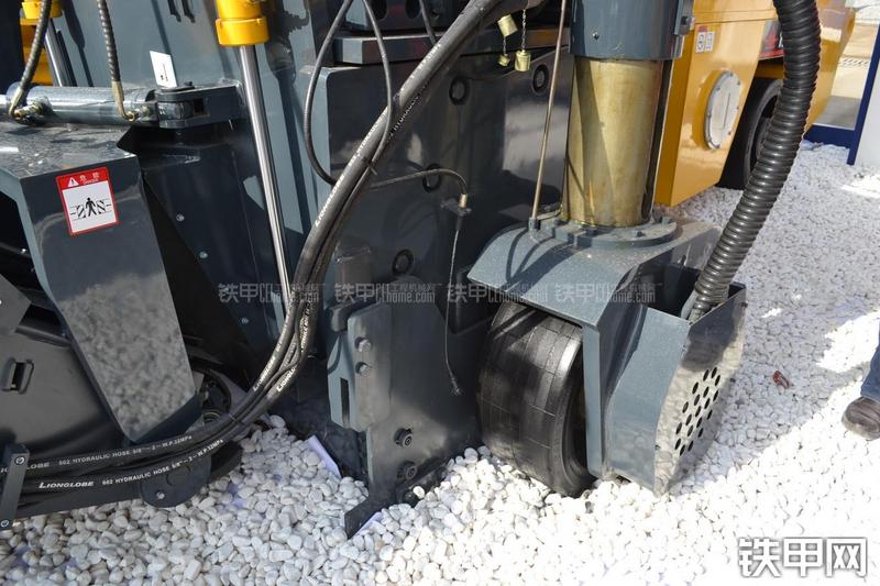 天工LXL1200F铣刨机局部