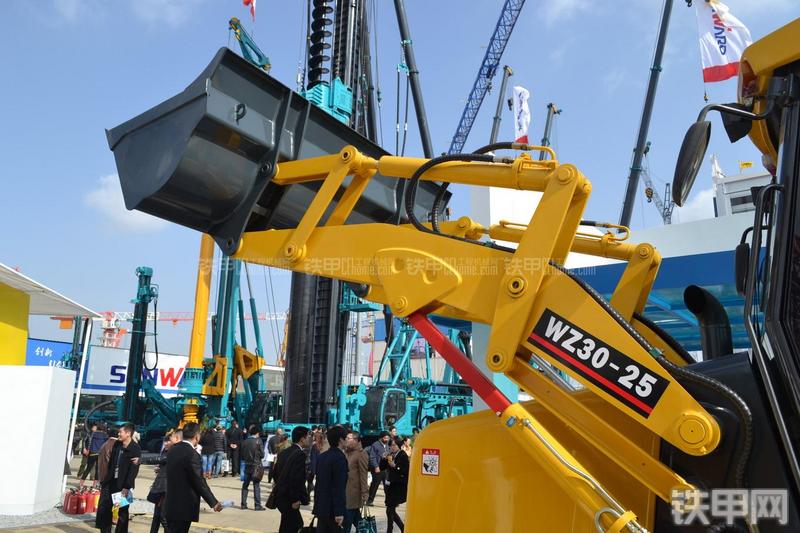 天工WZ30-25挖掘装载机局部