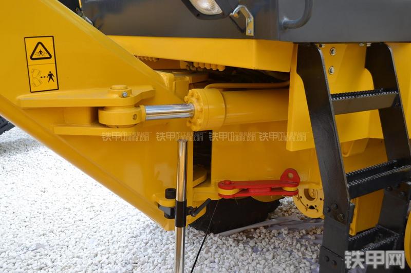 天工PY200M平地机局部