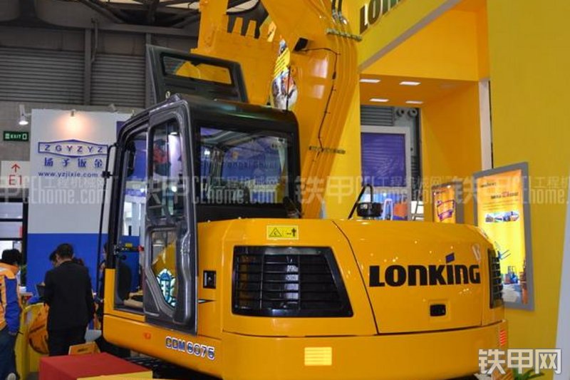 龙工CDM6075挖掘机局部