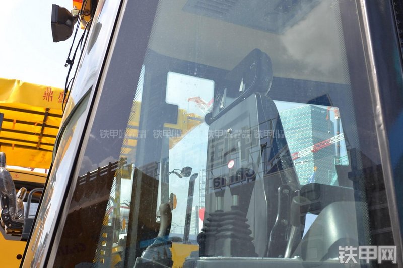 天工WZ30-25挖掘装载机局部