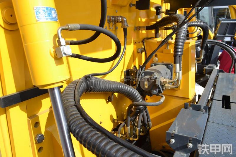 天工WTL6000B沥青摊铺机局部