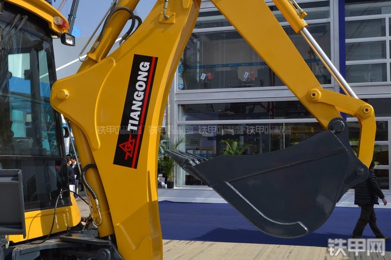 天工WZ30-25挖掘装载机局部