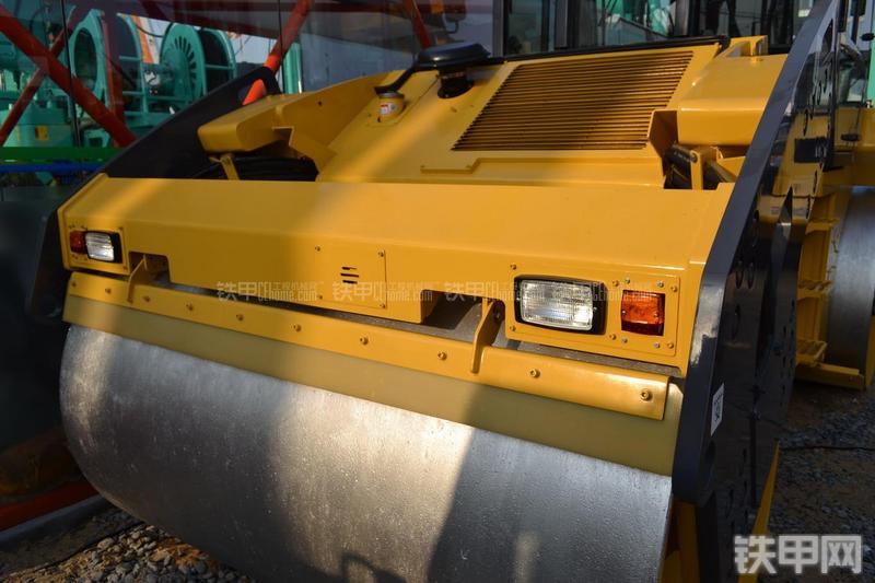 柳工CLG6214压路机局部