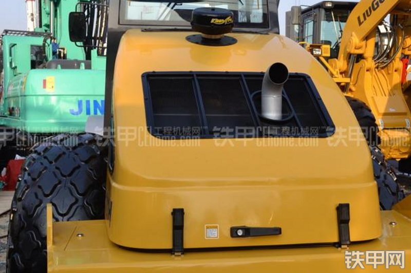 柳工CLG6111H压路机整机外观