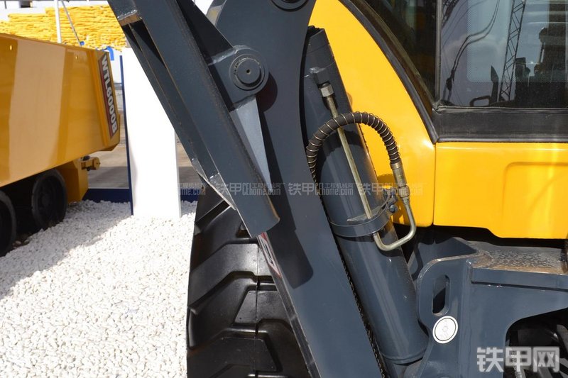 天工WZ30-25挖掘装载机局部