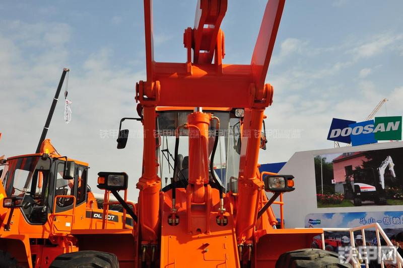 迪万伦DL501装载机局部