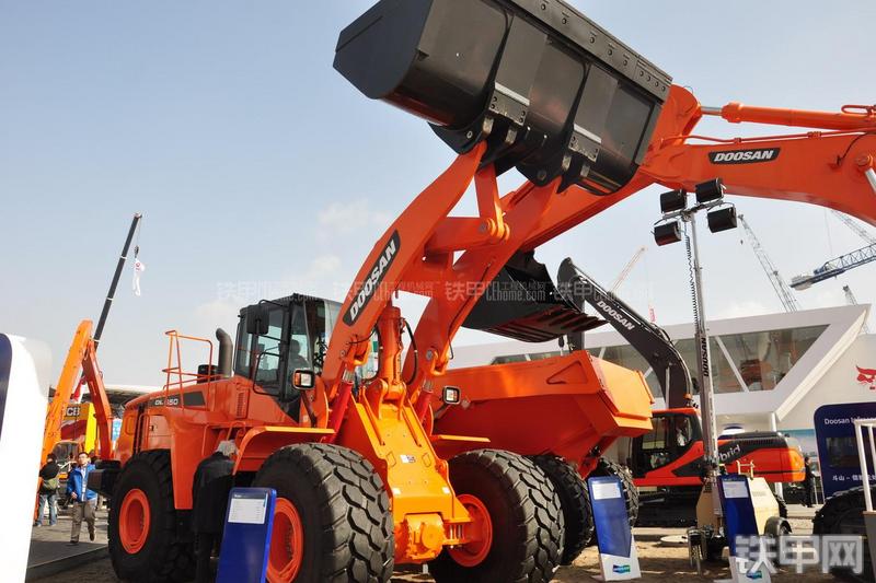 迪万伦DL550装载机整机外观