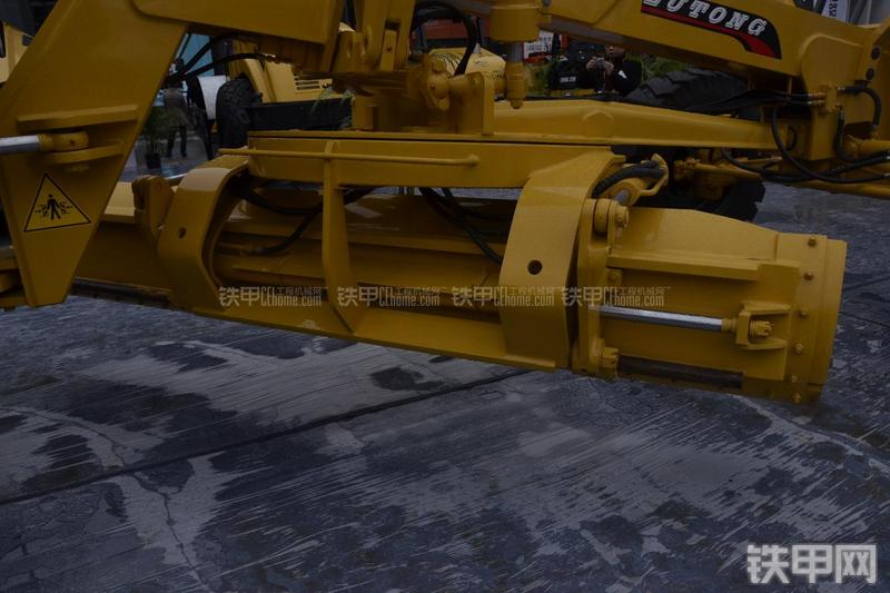 洛阳路通PY165C平地机局部