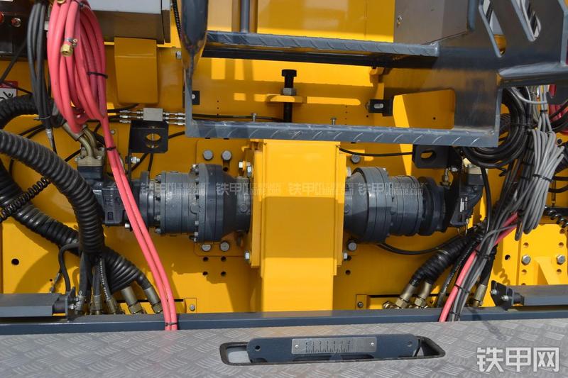 天工WTL6000B沥青摊铺机局部