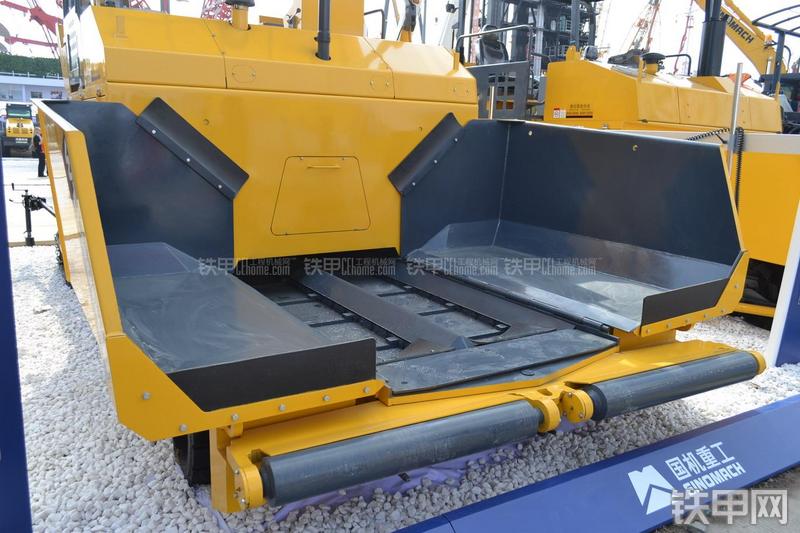 天工WTL6000B沥青摊铺机局部