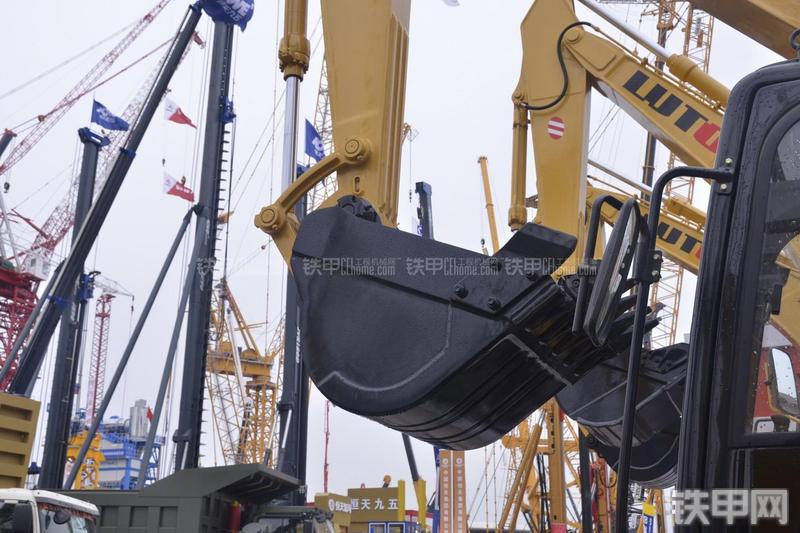 洛阳路通LT150挖掘机局部