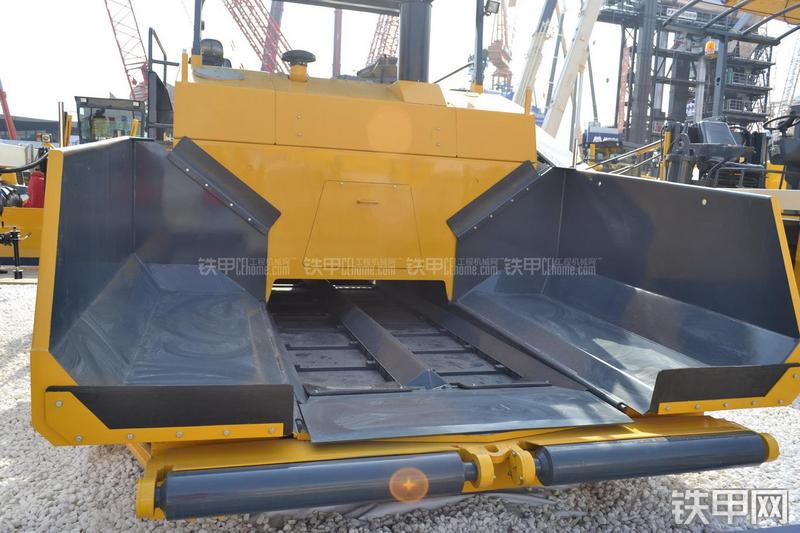 天工WTL6000B沥青摊铺机局部